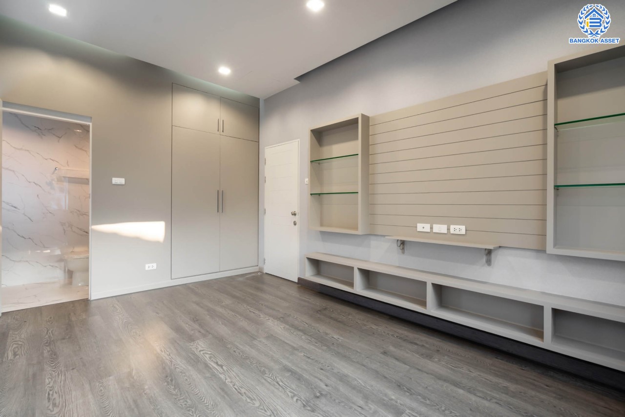 บ้านมือสองตกแต่งใหม่ คฤหาสน์หลังใหญ่พิเศษ!! เนื้อที่ 113 ตร.ว. #แปลงมุม ม.ปริญญดา ติดพุทธมณฑลสาย2  พื้นที่ใช้สอยมากกว่า 500 ตร.ม. ฟังก์ชันจัดเต็ม 4 ห้องนอน 7 ห้องน้ำ 1 Living Room 1 ห้องอเนกประสงค์ และ 1 ห้องแม่บ้าน จอดรถได้ 4 คัน บนทำเลเดินทางสะดวก ใกล้ทางคู่ขนานลอยฟ้าบรมราชชนนี, เซ็นทรัลปิ่นเกล้า และม.มหิดล